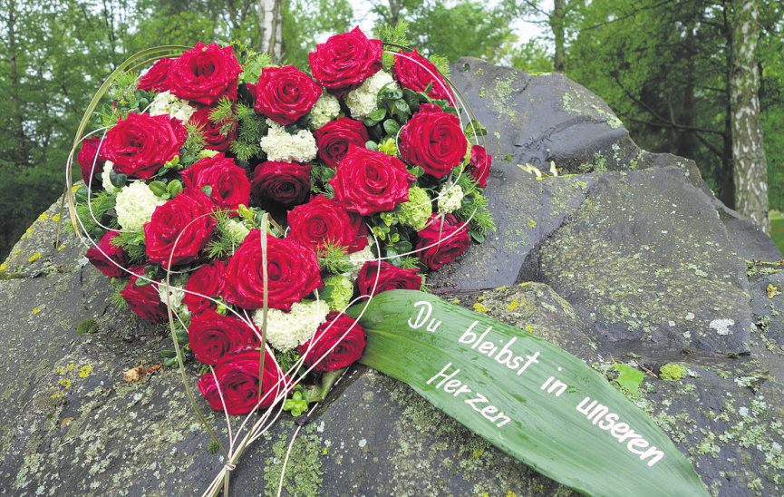 In Gedenken an einen lieben Menschen, der verstorben ist, helfen uns bisweilen Blumen für kurze Zeit über die Trauer hinweg. Foto: Deutsche Friedhofsgesellschaft/akz-o